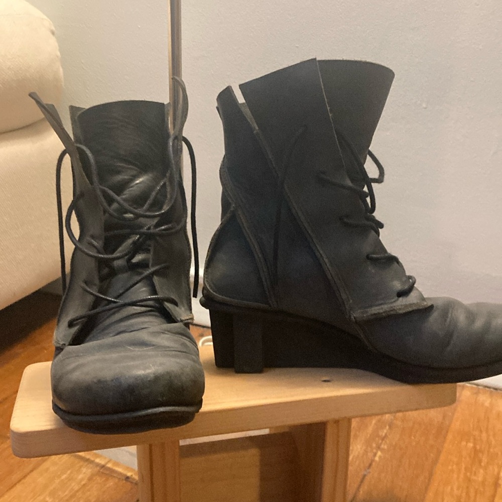 Tripped lace up boots